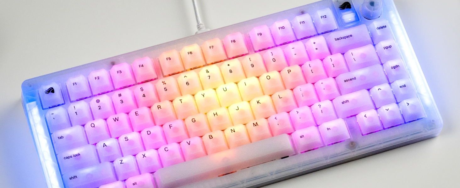 Gaming-toetsenbord met RGB-verlichte toetsen die roze, blauwe en oranje gradiëntlichteffecten weergeven.