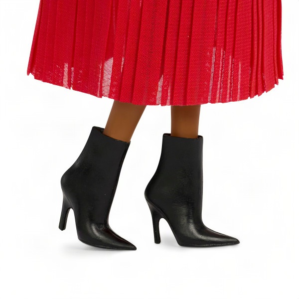 Bottines en cuir noir à talons aiguilles portées par le mannequin portant une jupe plissée bordeaux. Les bottes présentent un bout pointu, une silhouette ajustée et une construction à talons hauts.