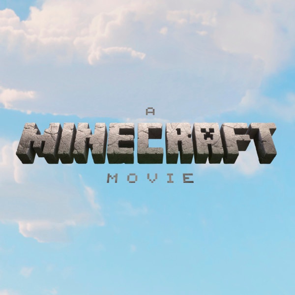 Minecraft Movie-Logotext, gerendert in grauen Blockbuchstaben in 3D vor blauem Himmelshintergrund mit Wolken.