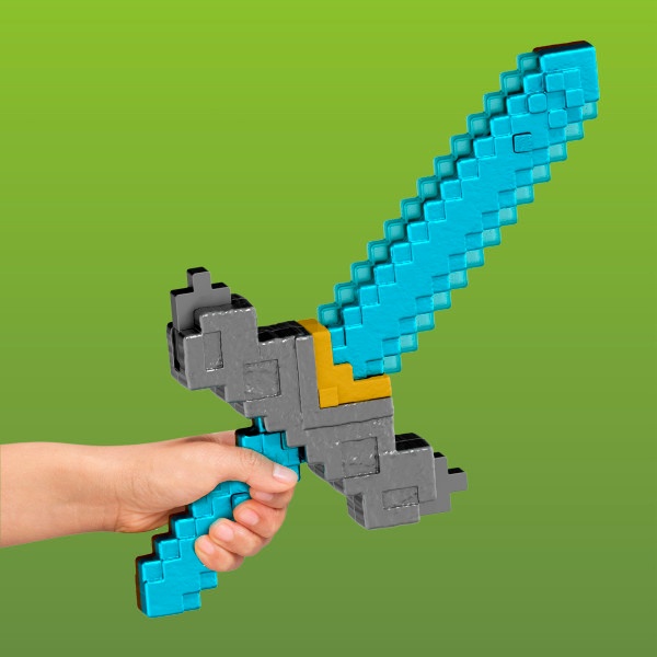 Pixeliges Spielzeugschwert in den Farben Blau und Grau, das der Minecraft-Spielgrafik nachempfunden ist und vor grünem Hintergrund gehalten wird.