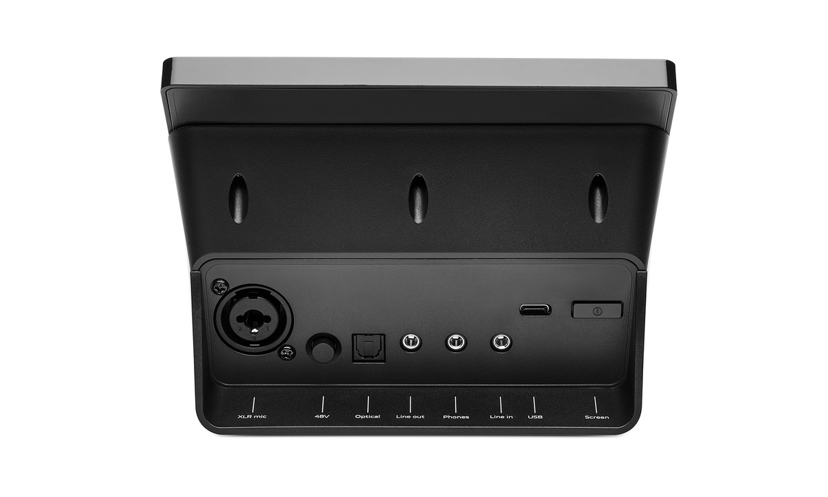 Vista posteriore di un dispositivo elettronico nero con diversi ingressi e uscite, tra cui XLR mic, 48V, ottico, Line Out, Phones, Line In, USB e Screen.