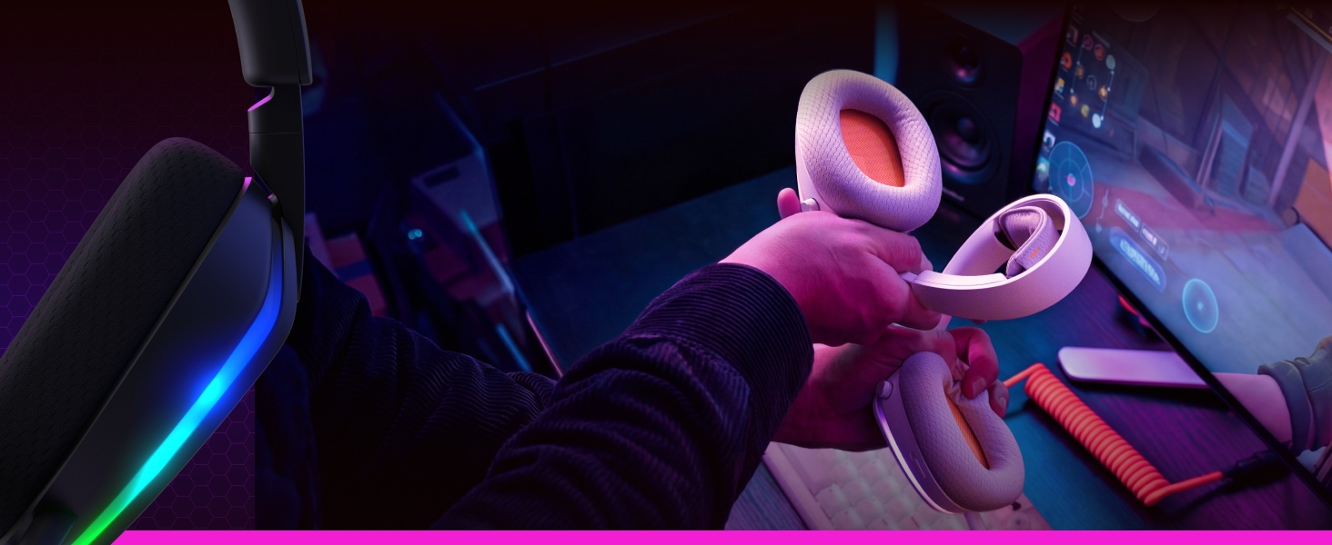 Serie slecht verlichte opnamen met RGB-lichteffecten op een toetsenbord, met blauwe en roze neongloed die een cyberpunk-esthetische sfeer creëren.