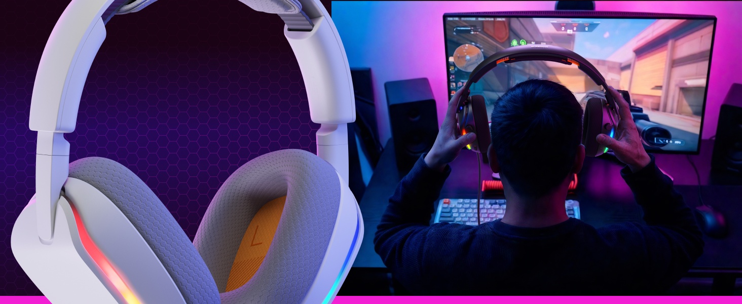 Spelopstelling met witte gamekoptelefoons op de voorgrond en een paars verlicht beeldscherm op de achtergrond waarop actieve gameplay wordt weergegeven.