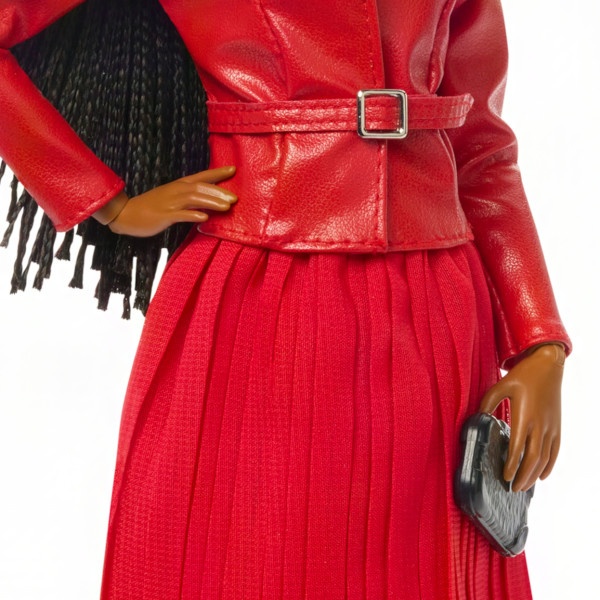 Veste en cuir rouge avec boucle carrée métallique à la taille, portée avec une jupe plissée rouge et un châle à franges noir, montrée en coupe courte du torse.