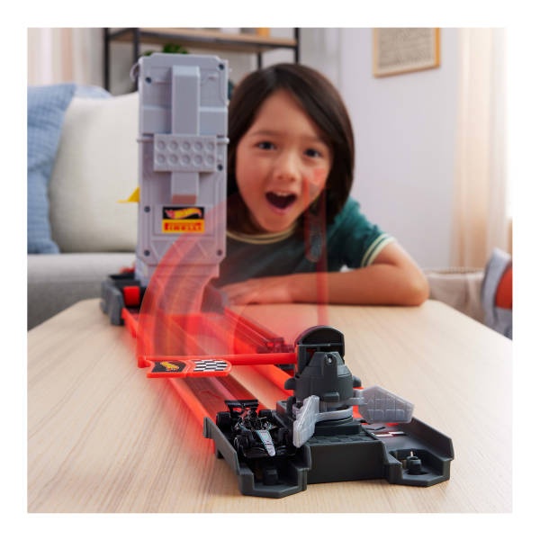 Sequenz, die ein Gerät zeigt, das rote Laserlinien auf eine helle Oberfläche in einer häuslichen Umgebung projiziert.