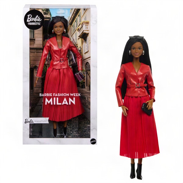 Le texte se lit comme suit : « Barbie Fashion Week », « MILAN ». Poupée Barbie portant une robe midi plissée rouge à manches longues montrée dans l'emballage à gauche, et une figurine de poupée complète à droite posée dans une tenue assortie avec des chaussures noires et de longs cheveux noirs.
