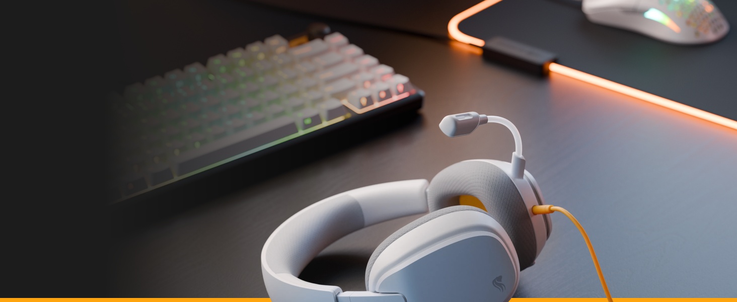 Configuration de l'espace de travail avec une lampe à clip crème à lumière chaude fixée au bord du bureau, positionnée à proximité d'un ordinateur portable et d'un casque sur une surface sombre de la table.