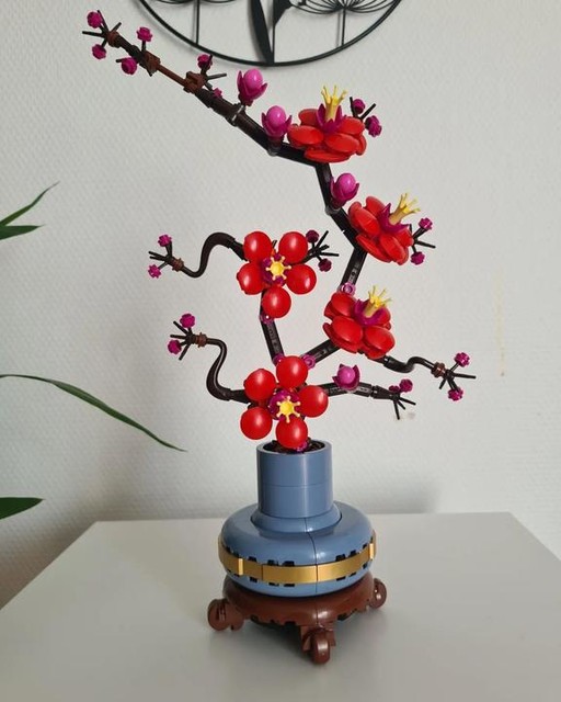 lego nous offre encore une fois un magnifique set de construction. Ses fleurs de prunier de la collection botanique sont simplement un bonheur à monter et un vrai plaisir à regarder. 🩷💮☘️ #lego #legoplante #legobotanicalcollection #legobotanical #legoplumblossom #legoicons #legoiconsbotanicalcollection #legofleur #legofleurs #legoflowers #legoflowerslastforever #iloveego #legolove #legolover